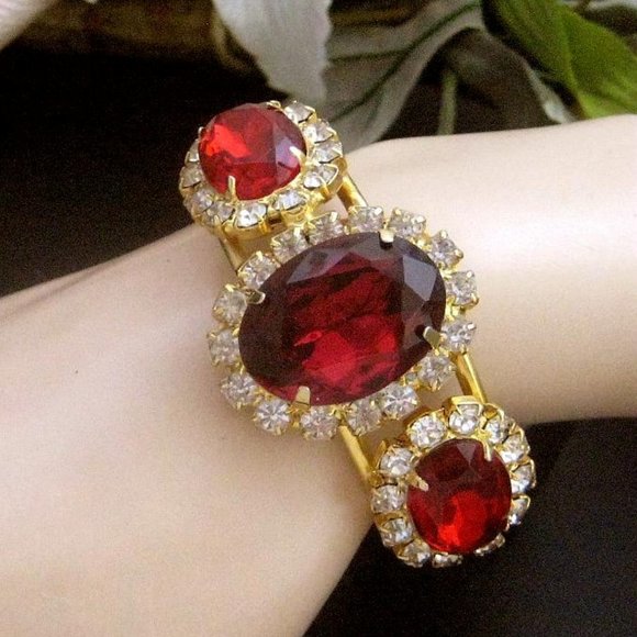 Stunning Bracelet Clamper Red glass goldtone setting clear rhinestones - Picture 3 of 3